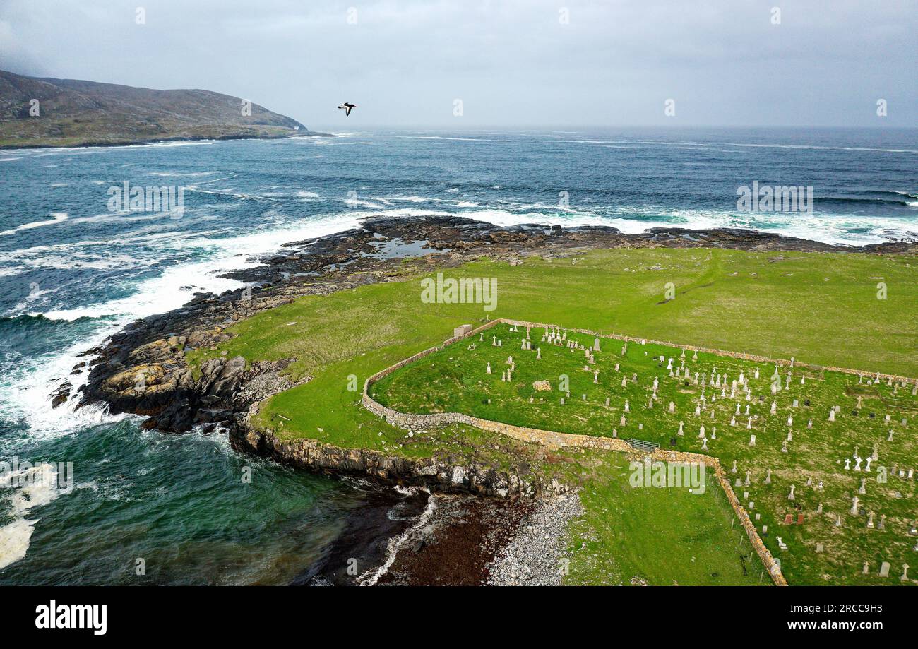 Sito di St Cappella Brendans e broch preistorico Dun Na Cille a Borve, barra. L'angolo della parete rotonda rispetta le fondamenta della torre rotonda su cui si trova Foto Stock