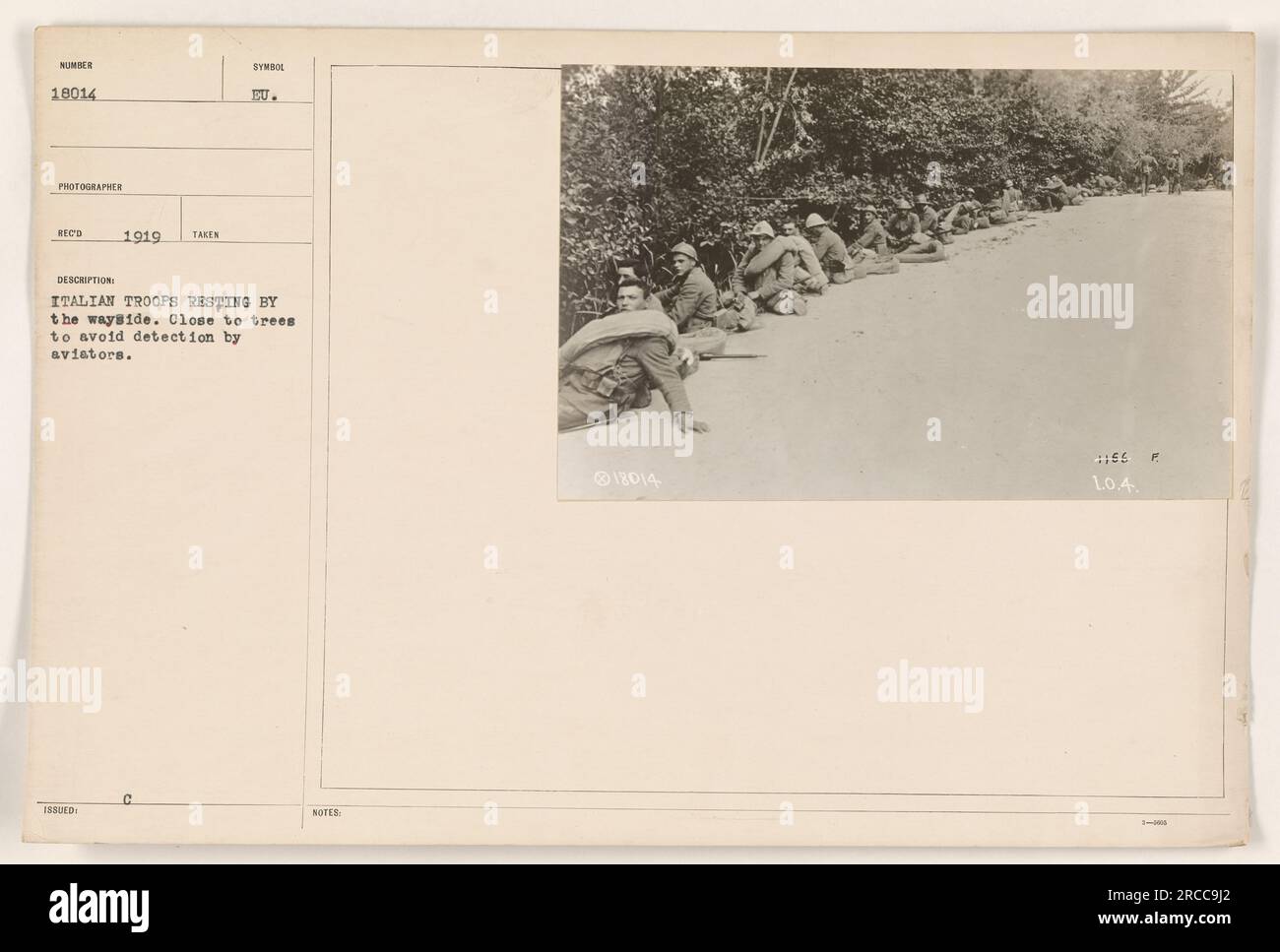 Le truppe italiane fanno una pausa lungo la strada durante la prima guerra mondiale Sono posizionati vicino agli alberi per occultare gli aerei nemici. La foto, contrassegnata come 111-SC-18014, è stata scattata nel 1919 e fa parte di una collezione di attività militari americane durante la guerra. Foto Stock