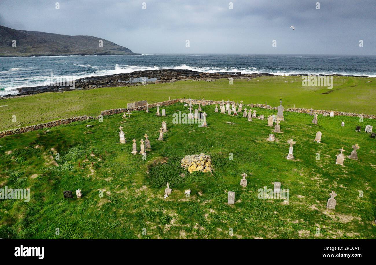 Sito della chiesa paleocristiana di St Cappella di Brendans con il sito del broch preistorico di Dun Na Cille alle spalle di Borve, barra, Ebridi esterne Foto Stock