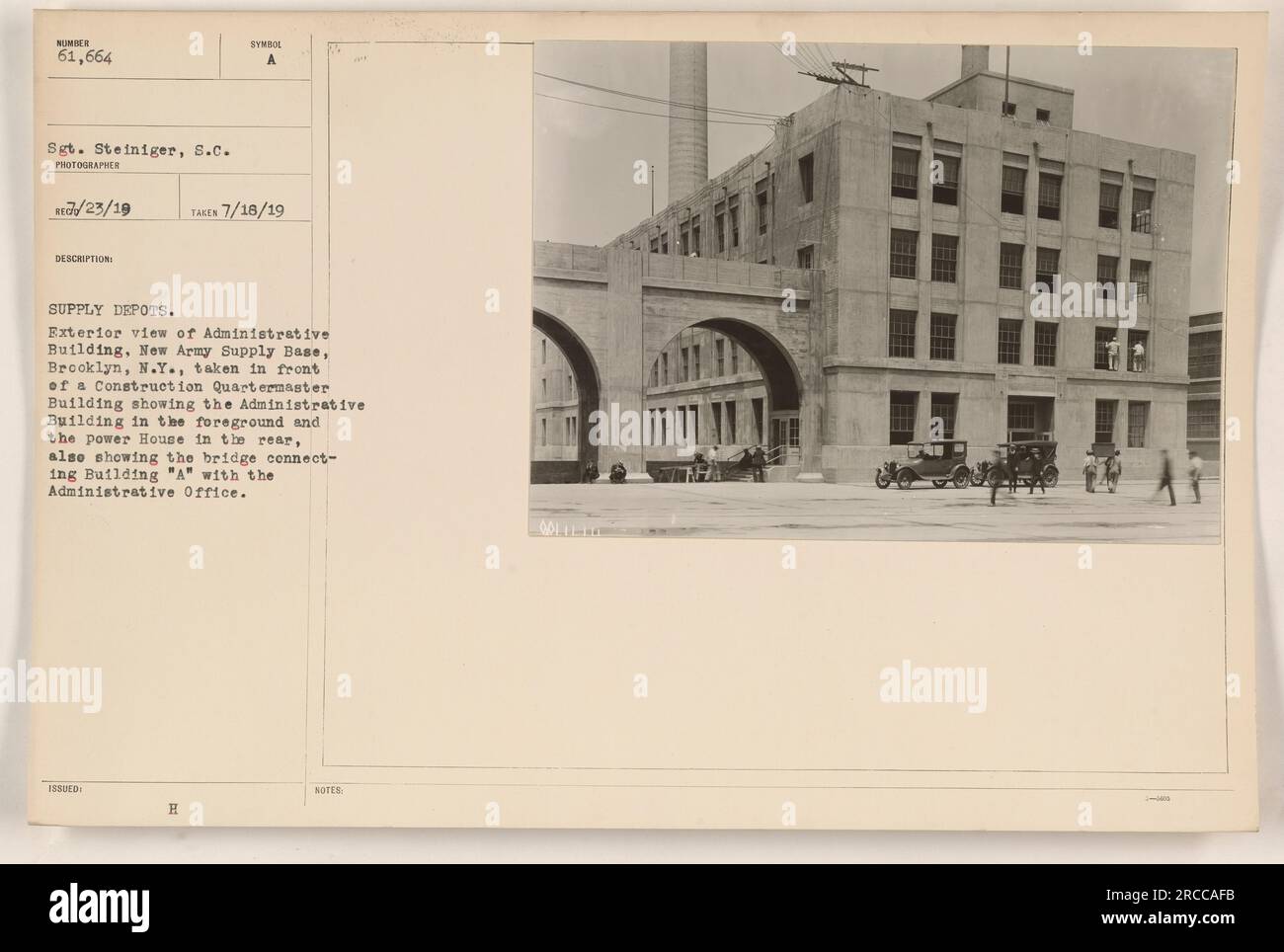 Vista esterna dell'edificio amministrativo presso la New Army Supply base a Brooklyn, New York durante la prima guerra mondiale. In primo piano, è possibile vedere la centrale elettrica, insieme al ponte che collega l'edificio "A" all'ufficio amministrativo. Foto scattata dal sergente Steiniger, S.C. NUISER 61.664 E/23/19. Foto Stock