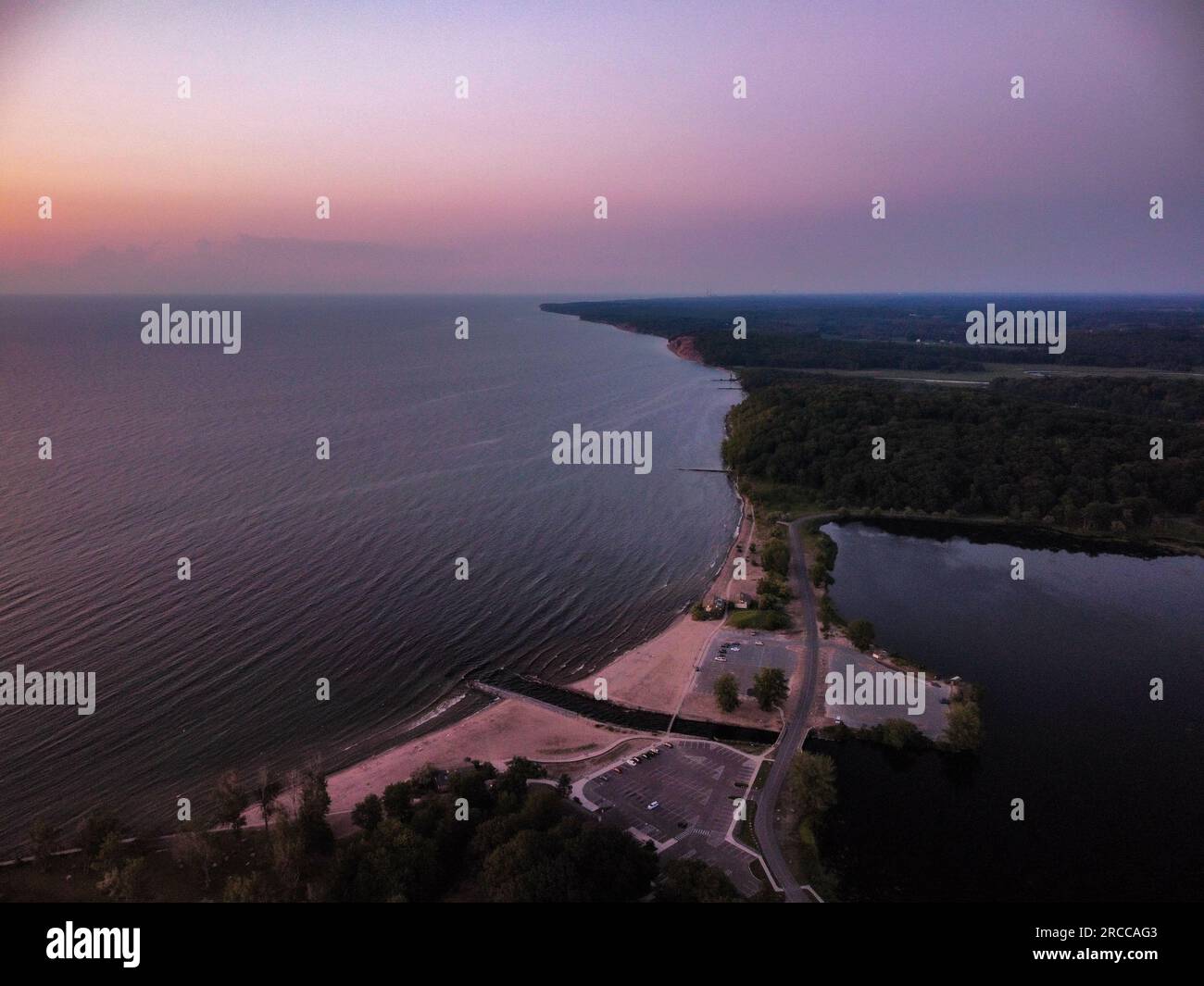 "Dusky Serenity: Vista aerea del lago al crepuscolo" Foto Stock
