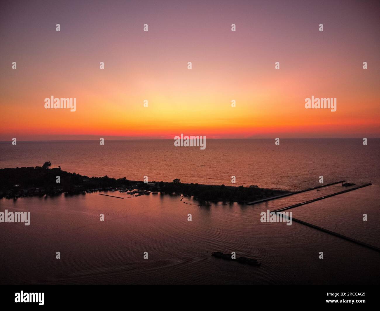 "Serenità al tramonto: Vista aerea sulle acque tranquille" Foto Stock
