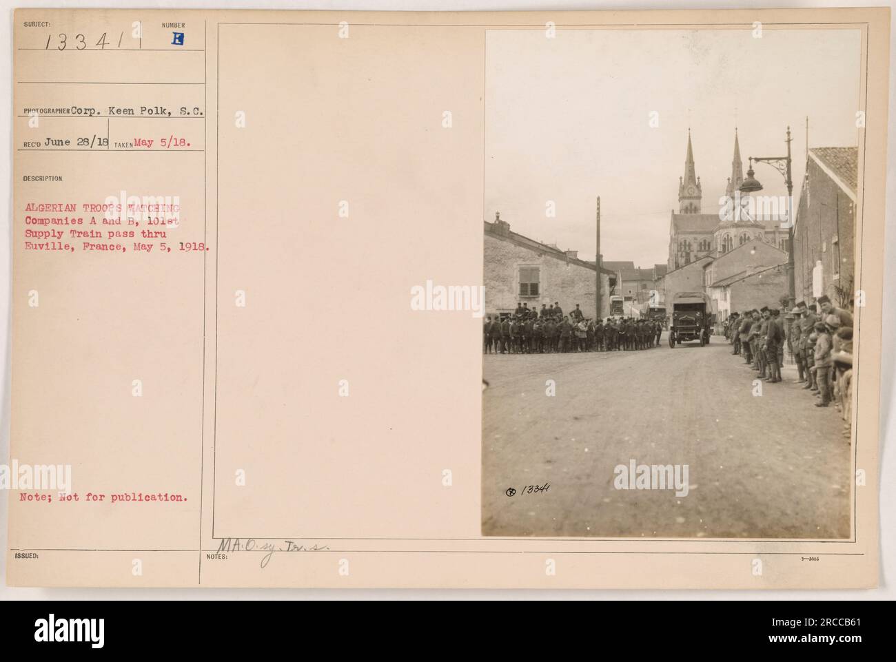 Corp Keen Polk, S.C. scattò questa foto il 5 maggio 1918 a Euville, in Francia. L'immagine cattura le truppe algerine che osservano il passaggio delle compagnie A e B dal 101° treno di rifornimento. Questa fotografia è stata classificata come non idonea alla pubblicazione. Foto Stock