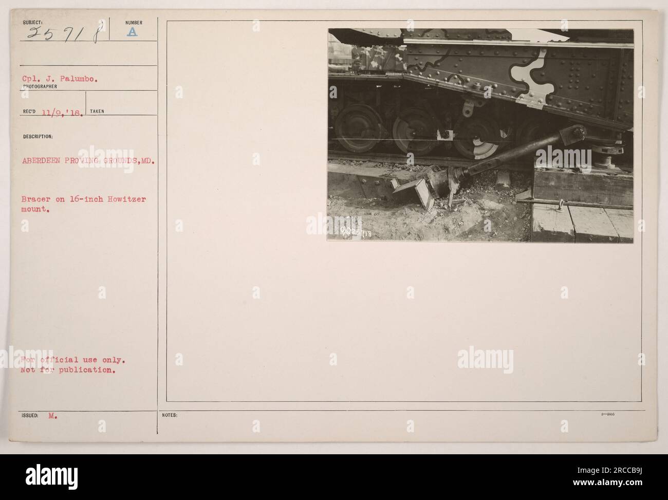 CPL. J. Palumbo ad Aberdeen Proving Grounds, MD, indossa un bracer su un supporto Howitzer da 16 pollici. La foto è stata scattata il 9 novembre 1918. L'immagine è etichettata solo per uso ufficiale e non è destinata alla pubblicazione. Non vengono fornite note aggiuntive. Foto Stock