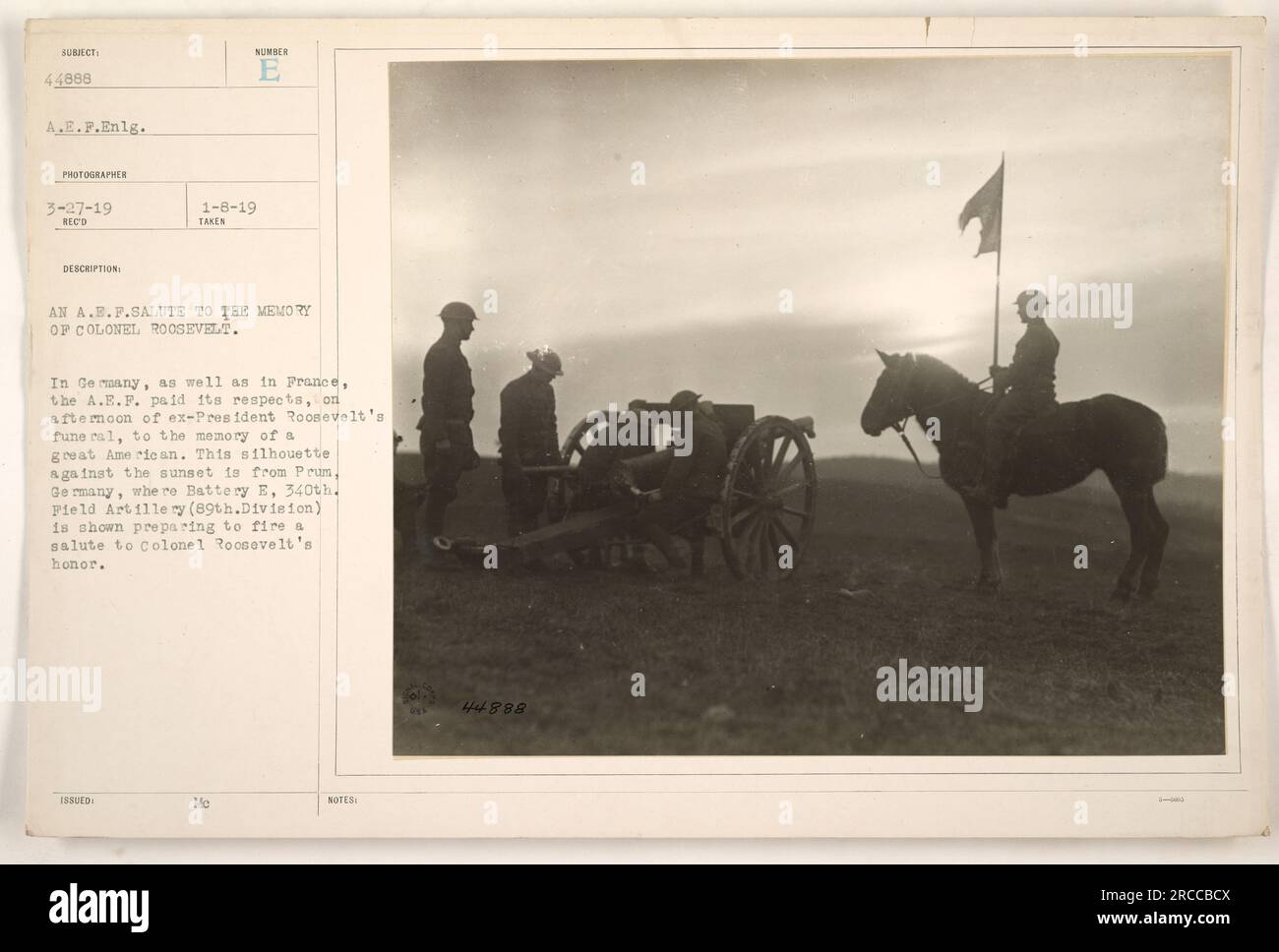 Soldati dell'A.E.F. in Germania dalla batteria e, 340th Field Artillery (89th Division) che si preparavano a fare un saluto in memoria del colonnello Roosevelt durante il suo funerale, si stagliarono contro il tramonto a Prum, in Germania. Fotografia scattata il 27 marzo 1919. Foto Stock