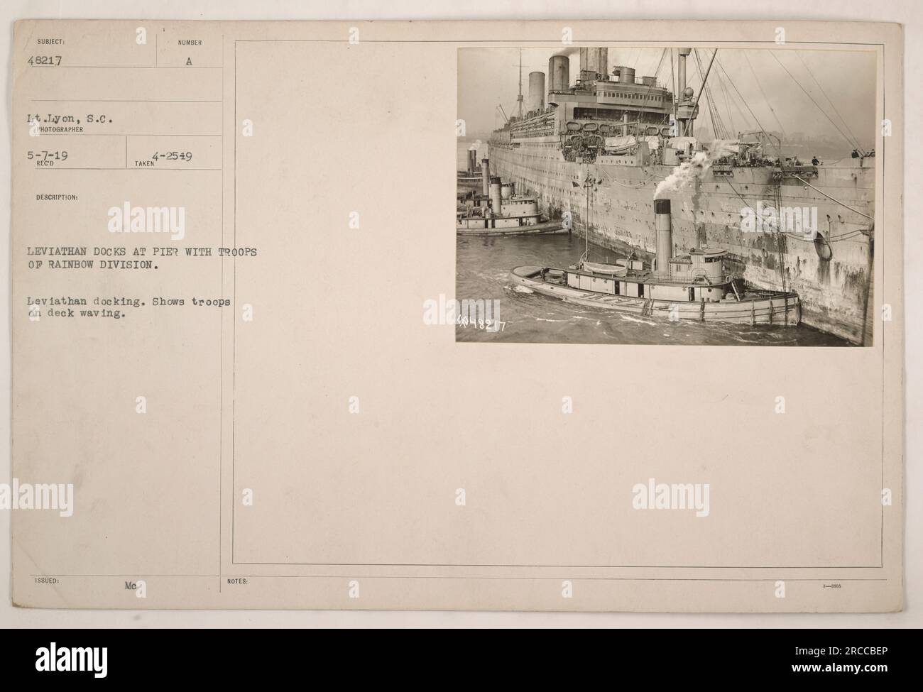 Il Leviatano ormeggia a un molo con truppe della Divisione Arcobaleno. Le truppe possono essere viste sul ponte salutare. Questa foto è stata scattata dal tenente Lyon il 7 maggio 1919. La descrizione della fotografia è stata rilasciata con il soggetto numero 48217, e la foto è stata scattata con il numero di riferimento A 4-2549. Vi sono note aggiuntive con il numero di riferimento 9948217, datato 19 aprile 1906. Foto Stock