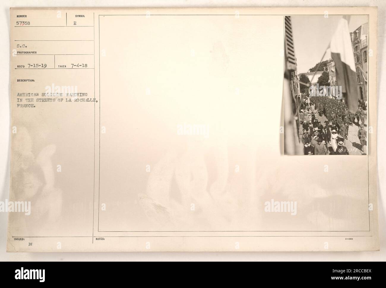 Soldati americani che marciano per le strade di la Rochelle, in Francia. Fotografia scattata il 4 luglio 1918 e rilasciata con il simbolo e 7-15-19. I soldati sono visti nelle loro uniformi, portando i loro fucili e marciando in formazione. Foto Stock