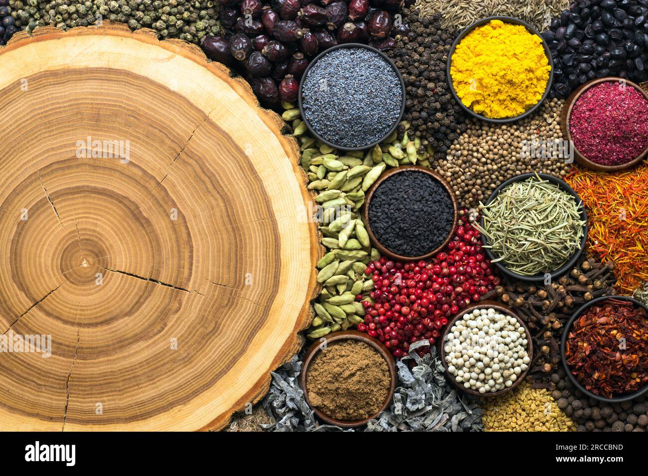 Spezie per la progettazione di imballaggi con alimenti. Condimenti indiani su sfondo di legno. Foto Stock