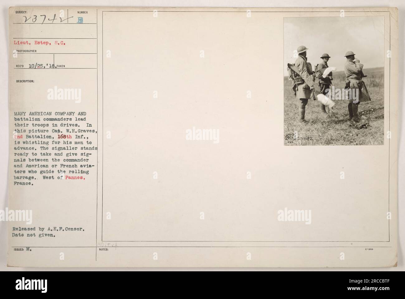 Il tenente Estep del corpo dei segnali e' presente in questa foto. È stato preso in una data sconosciuta, ma pubblicato dalla A.E.F. Censor. Capitano W.H. Graves of the 2nd Battalion, 168th Infantry, è raffigurata sulla scena, fischiando per le sue truppe per avanzare. Il segnalatore nell'immagine è pronto a comunicare segnali tra il comandante e gli aviatori americani o francesi che aiutano a guidare lo sbarramento. La posizione è a ovest di Pannes, in Francia. Foto Stock