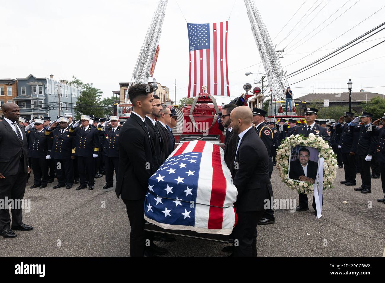 Newark, New Jersey, USA. 13 luglio 2023. I vigili del fuoco e i primi soccorritori provenienti da Newark, New JerseyJand, regione del Medio Atlantico, vengono mostrati durante il funerale dei pompieri di Augusto Acabou presso la basilica cattedrale dei Sacri cuori di Newark. Acabou era uno dei due vigili del fuoco di Newark che morirono durante il servizio nel tentativo di estinguere il fuoco, che bruciarono per quasi una settimana, sulla nave mercantile italiana a Port Newark. (Immagine di credito: © Brian Branch Price/ZUMA Press Wire) SOLO USO EDITORIALE! Non per USO commerciale! Foto Stock