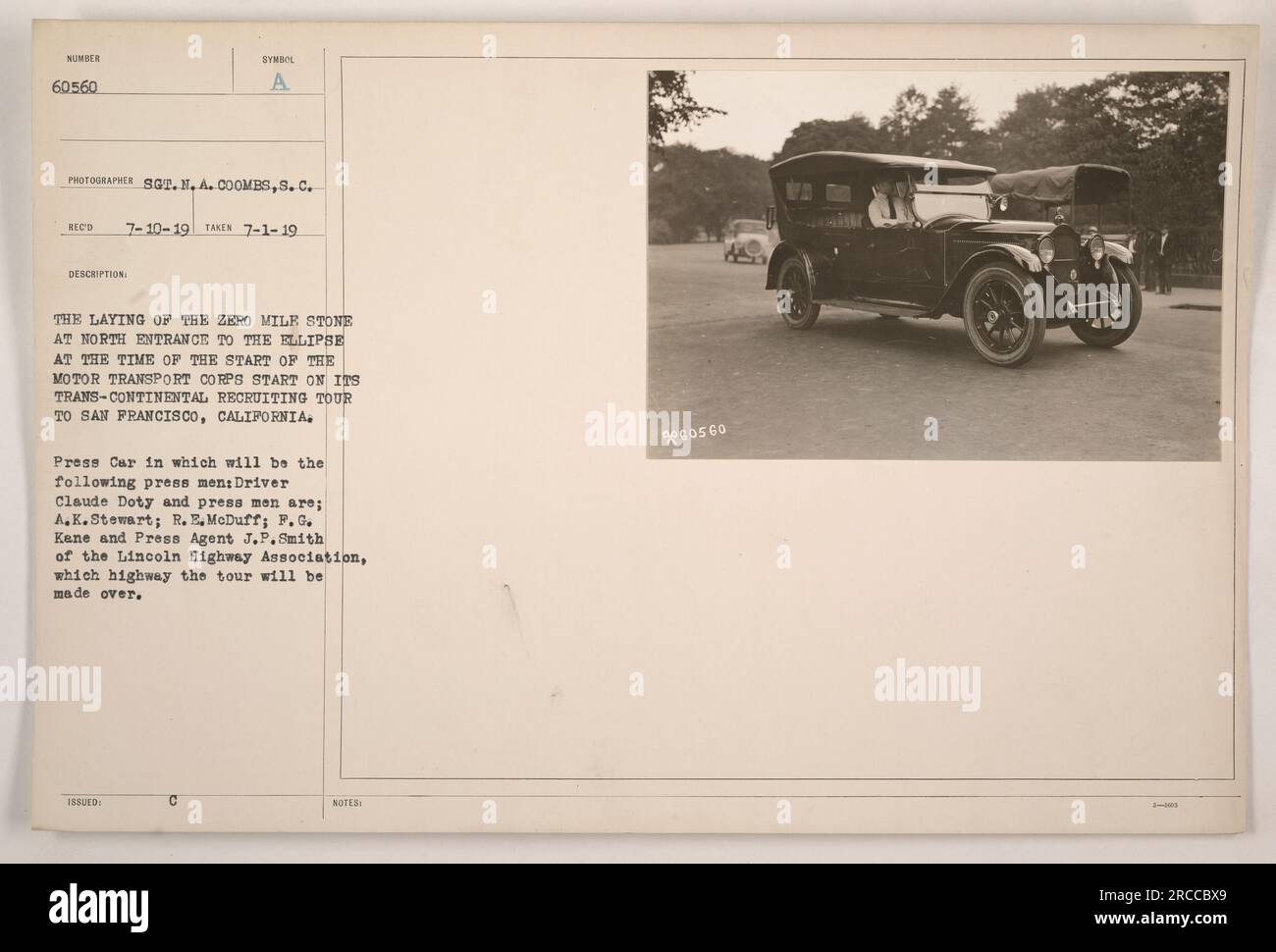 La pietra Zero Mile è stata posata all'ingresso nord dell'Ellipse mentre il Motor Transport Corps si prepara a iniziare il suo tour transcontinentale di reclutamento a San Francisco. La macchina della stampa, guidata da Claude Doty, porterà i giornalisti A.K. Stewart, R.E. McDuff, F.G. Kane, e l'agente stampa J.P. Smith della Lincoln Highway Association, che documenterà il tour. Fotografia di S.C.. Coombs il 1° luglio 1919. Foto Stock