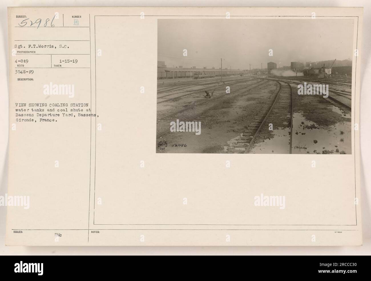 Serbatoi d'acqua e scivolo di carbone presso Bassens Departure Yard a Bassens, Gironde, Francia. La foto, scattata dal sergente F.T. Morris, mostra le infrastrutture coinvolte nel rifornimento e nel rifornimento di rifornimenti durante la prima guerra mondiale. L'immagine fa parte di una collezione intitolata "Photographs of American Military Activities during World War One". Foto Stock