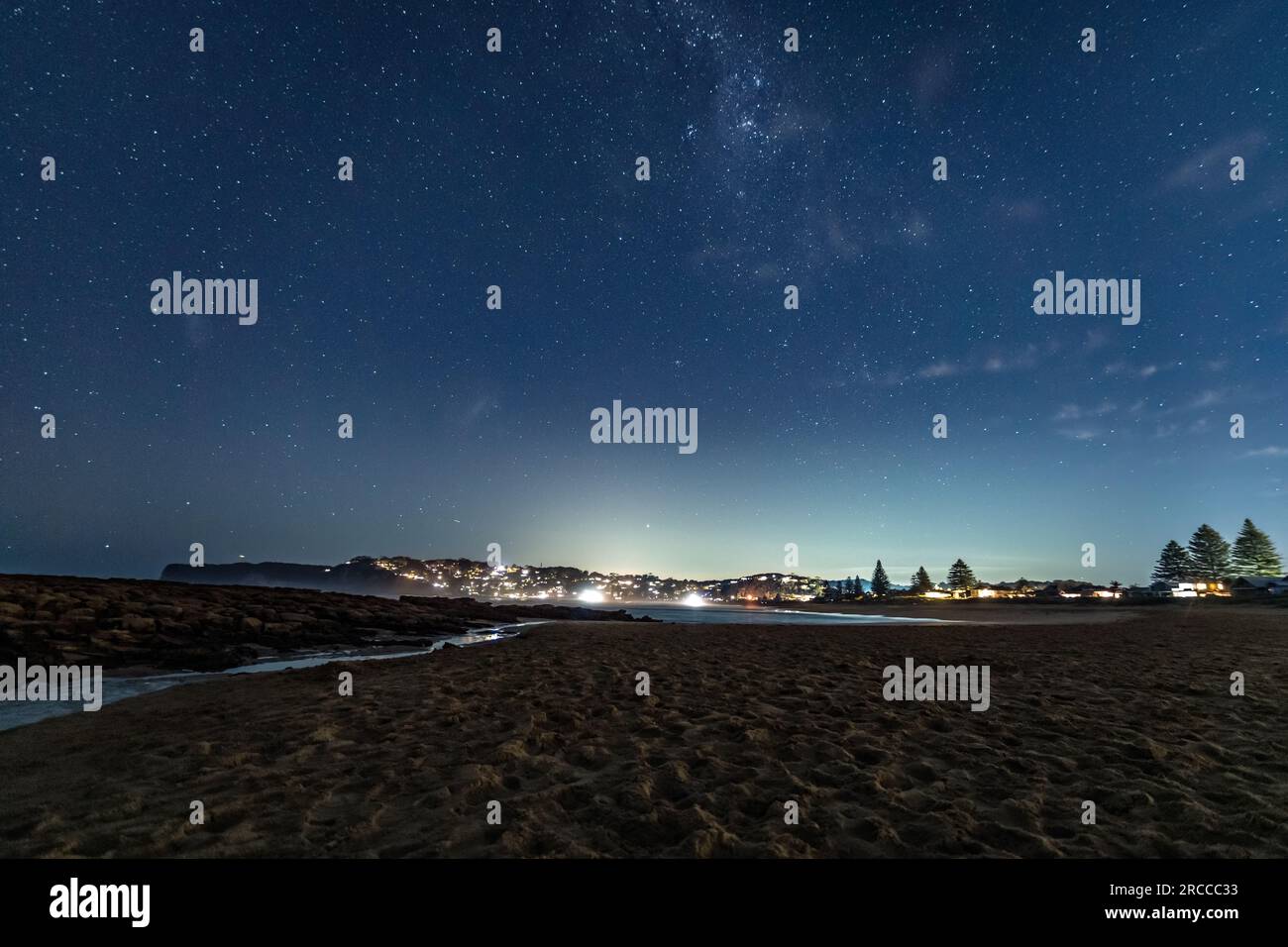 Le stelle e la via Lattea da North Avoca Beach sulla costa centrale del New South Wales, Australia. Foto Stock