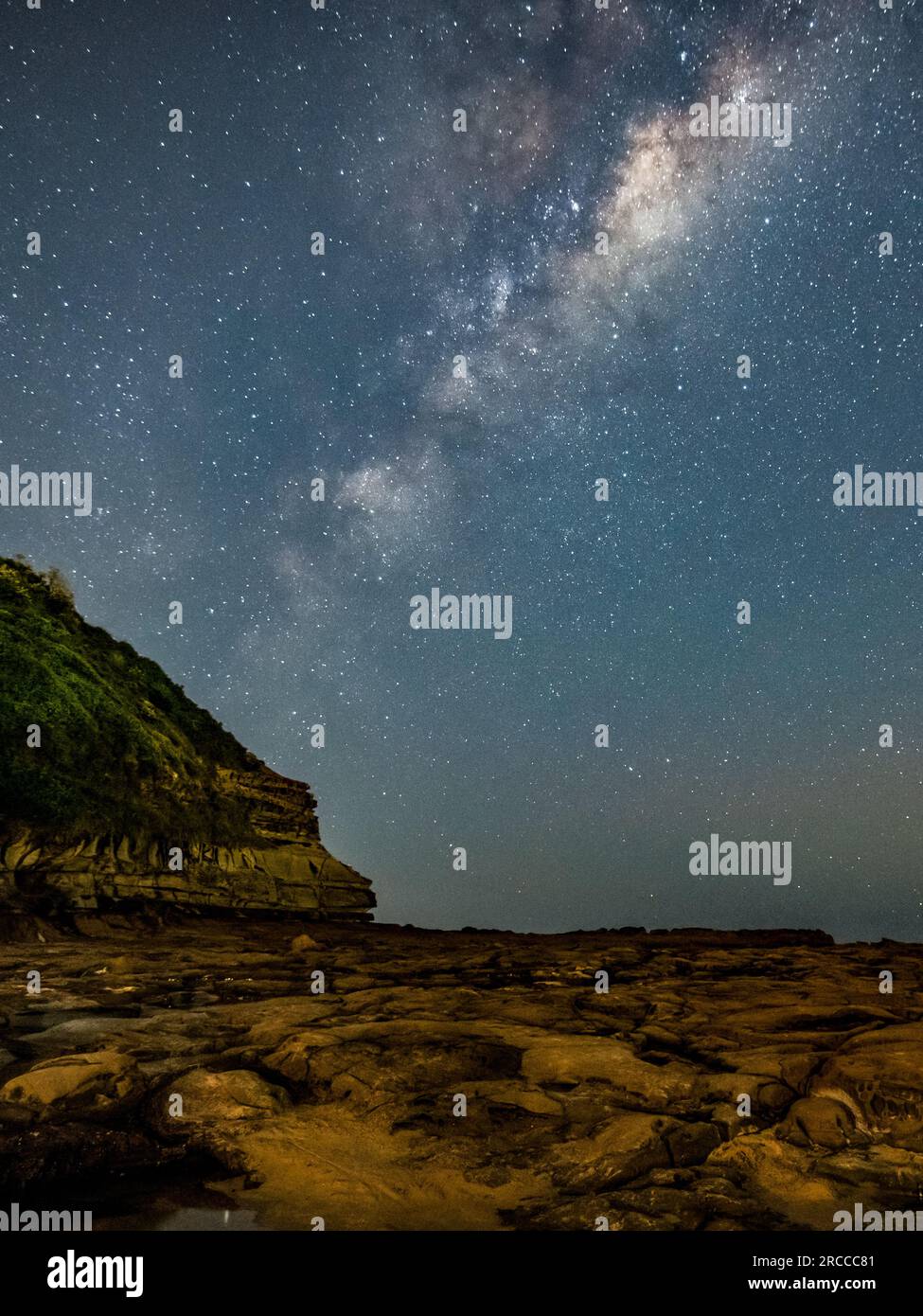Le stelle e la via Lattea da North Avoca Beach sulla costa centrale del New South Wales, Australia. Foto Stock
