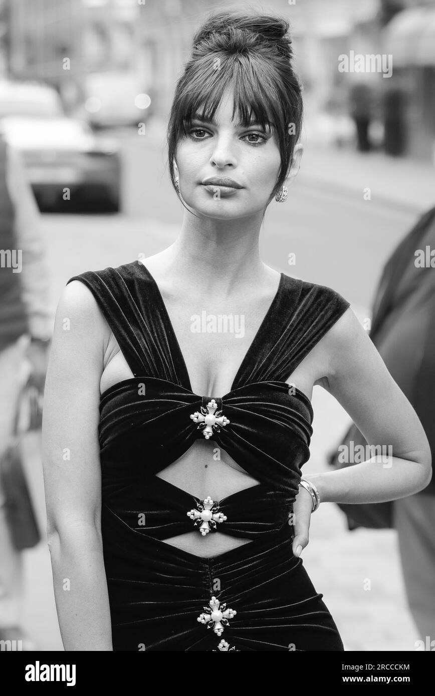 Londra, Regno Unito. 13 luglio 2023. Emily Ratajkowski. Modelle, celebrità e ospiti arrivano al British Vogue e all'autoritratto Summer Party. Il redattore capo di British Vogue Edward Enninful OBE ospita un evento con Han Chong, fondatore e direttore creativo dell'autoritratto, insieme alla modella Emily Ratajkowski per celebrare la creatività britannica. Crediti: Imageplotter/Alamy Live News Foto Stock