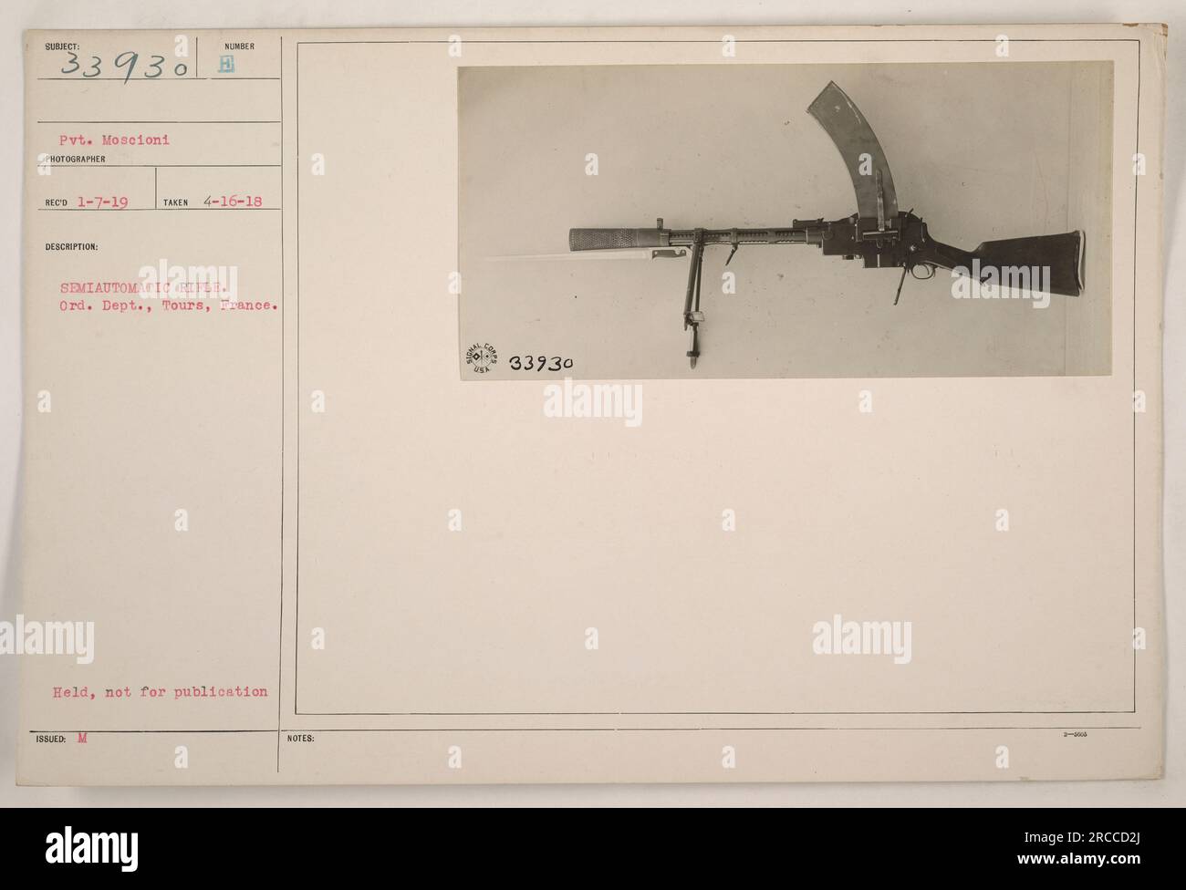 Soldato in possesso di un fucile semiautomatico Sunder, presso il Dipartimento di ordinanza di Tours, Francia durante la prima guerra mondiale. Questa foto è stata scattata il 16 aprile 1918 da Pvt. Moscioni. È etichettato come non destinato alla pubblicazione e fa parte della collezione 111-SC-33930. Foto Stock