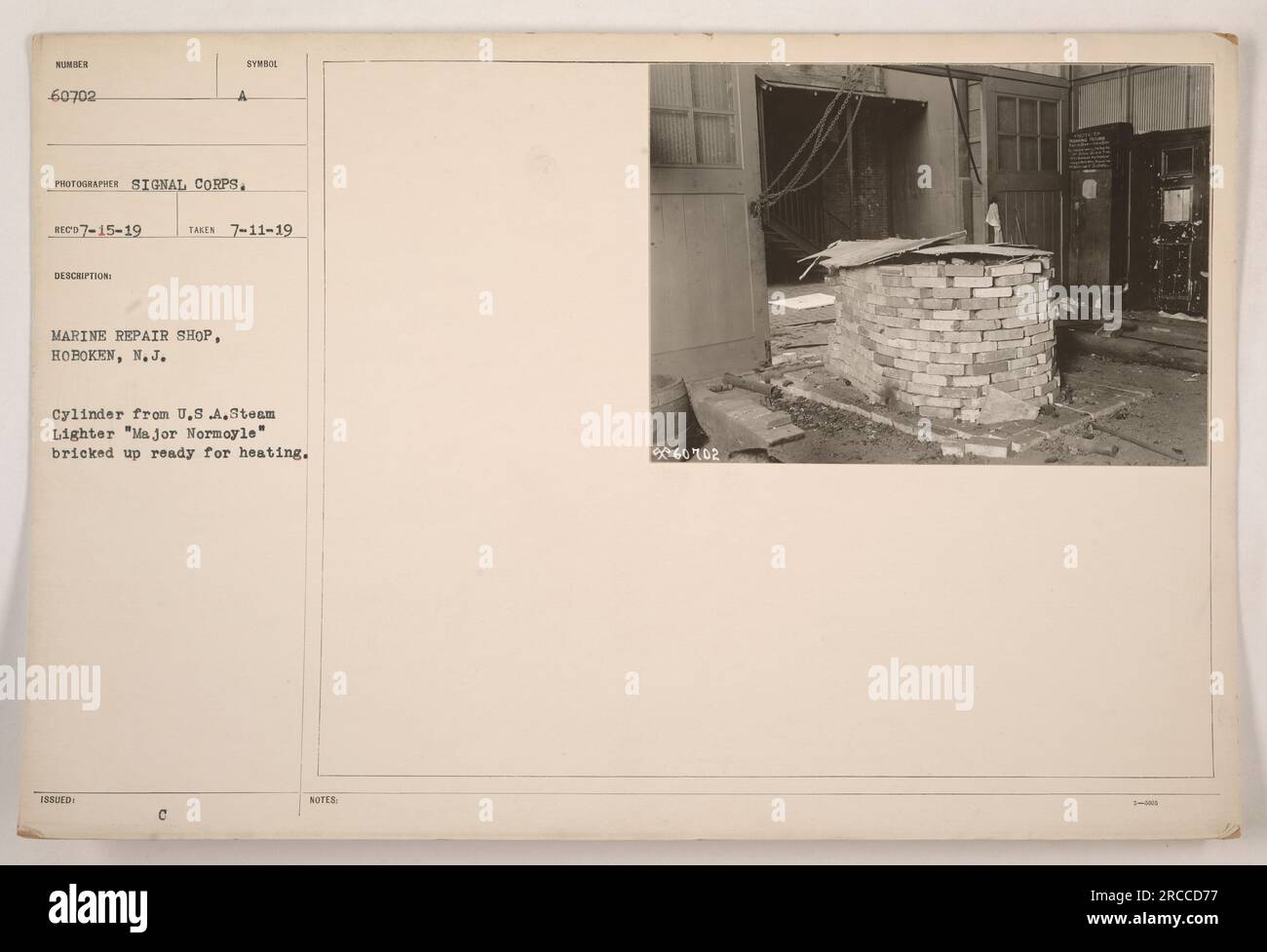 Cilindro dell'accendisigari a vapore "Major Normoyle" degli Stati Uniti, mattonato e preparato per il riscaldamento presso il Marine Repair Shop di Hoboken, N.J. Questa foto è stata scattata dal Signal Corps l'11 luglio 1919. Il cilindro ha il numero di identificazione 60702. Foto Stock