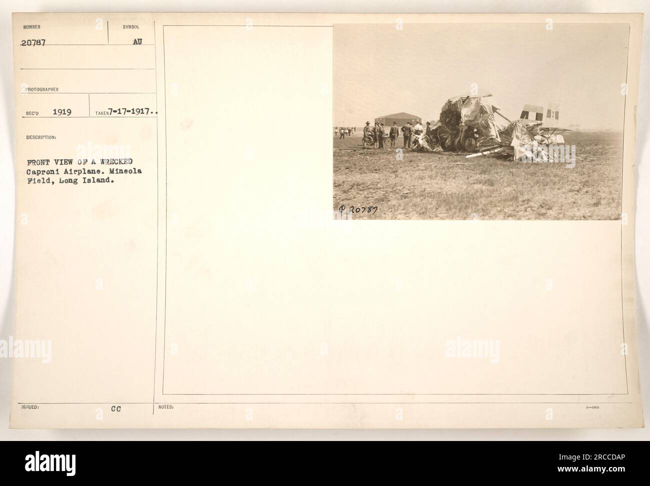 Naufragato Caproni Airplane a Mineola Field, Long Island, preso il 17 luglio 1917. Vista frontale dell'aereo danneggiato. Questa fotografia fa parte della collezione delle attività militari americane durante la prima guerra mondiale, simboleggiata dal numero di serie 111-SC-20787. Foto Stock