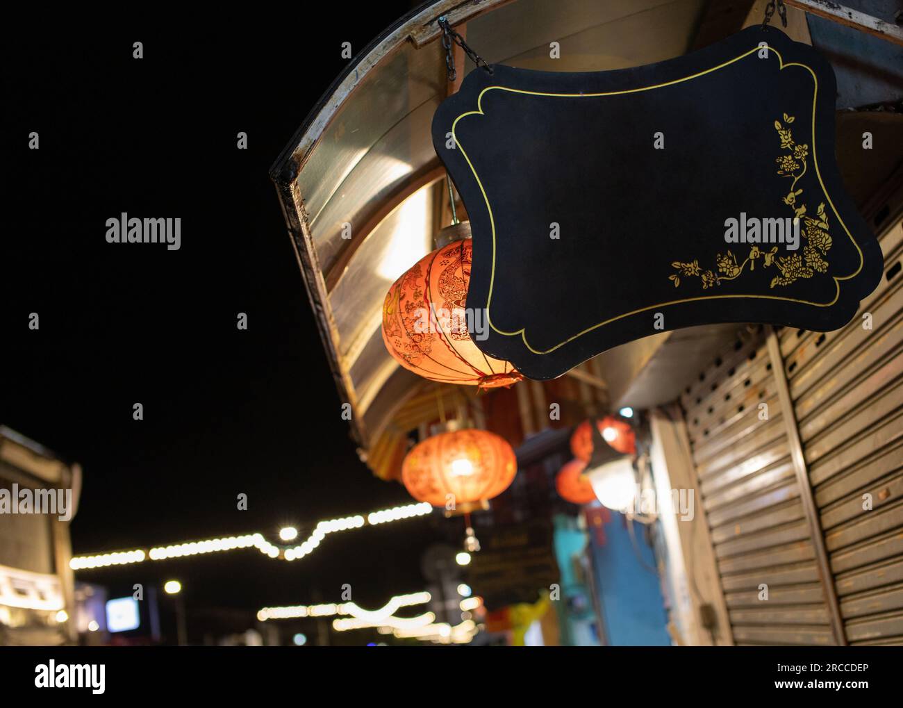 Cartelloni pubblicitari neri nel quartiere commerciale cinese di notte Foto Stock