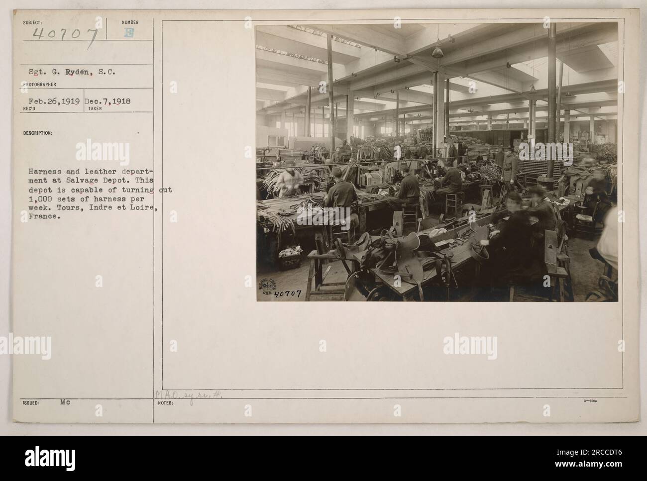 Soldati che lavorano nel reparto di imbracatura e pelle al Salvage Depot di Tours, Indre et Loire, Francia. Il deposito aveva la capacità di produrre 1.000 set di imbragature a settimana. Fotografia scattata il 26 febbraio 1919 dal Sgt. G. Ryden, S.C. Foto Stock