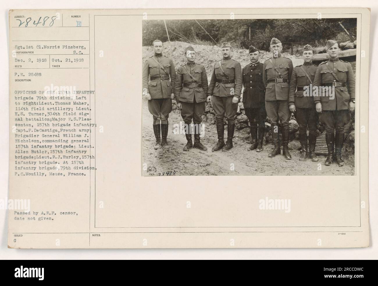 Gli ufficiali della 157th Infantry Brigade, 79th Division, sono raffigurati qui. Da sinistra a destra: Tenente Thomas Maher della 114th Field Artillery, tenente H.S. Turner del 304th Field Signal Battalion, maggiore E.S. Plearson, il capitano F. De Castige dell'esercito francese, il generale di brigata William J. Nicholson, il tenente Allen Butler e il tenente R.J. Hurley. Ubicazione: Mouilly, Meuse, Francia. Data: 21 ottobre 1918. Foto Stock