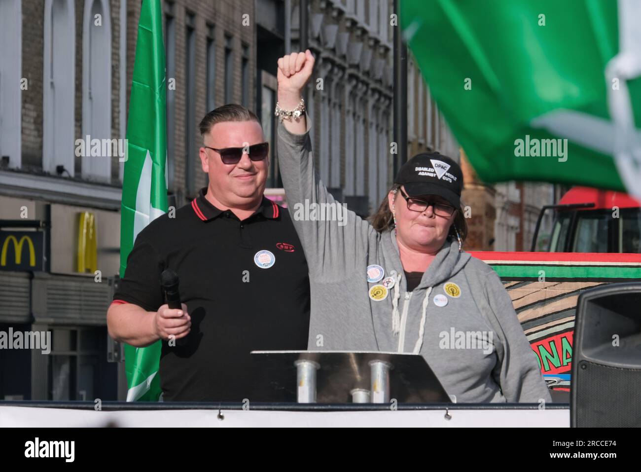 Londra, Regno Unito. 13 luglio 2023. Presidente del sindacato Rail, Maritime and Trasport Union (RMT) Alex Gordon (L). Dopo che è stato annunciato che il Rail Delivery Group ha pianificato fino a 1.000 biglietterie nei successivi tre anni, la RMT ha intensificato la sua campagna di resistenza con una giornata nazionale d'azione. I membri dei sindacati, i gruppi di azione disablity e i parlamentari si unirono al raduno fuori dalla stazione King's Cross per questioni di accesso e sicurezza. Credito: Fotografia dell'undicesima ora/Alamy Live News Foto Stock