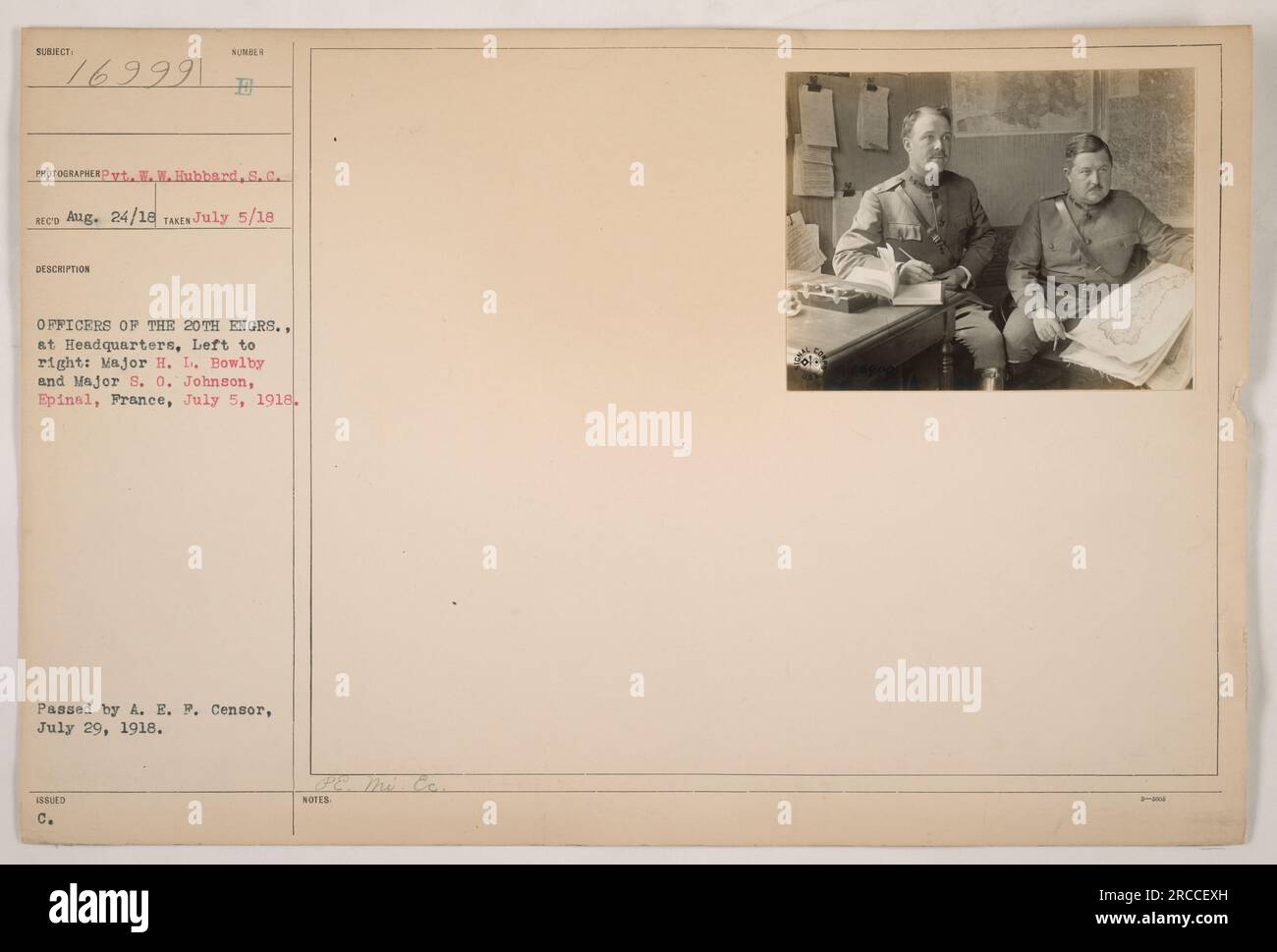 Didascalia: L'immagine mostra il maggiore H. L. Bowlby e il maggiore 8. Johnson, ufficiali del 20th Engineers, nel loro quartier generale a Epinal, in Francia. La foto è stata scattata il 5 luglio 1918 e fu passata dall'A. E. F. Censor il 29 luglio 1918. Rilasciato da C. Note. » Foto Stock
