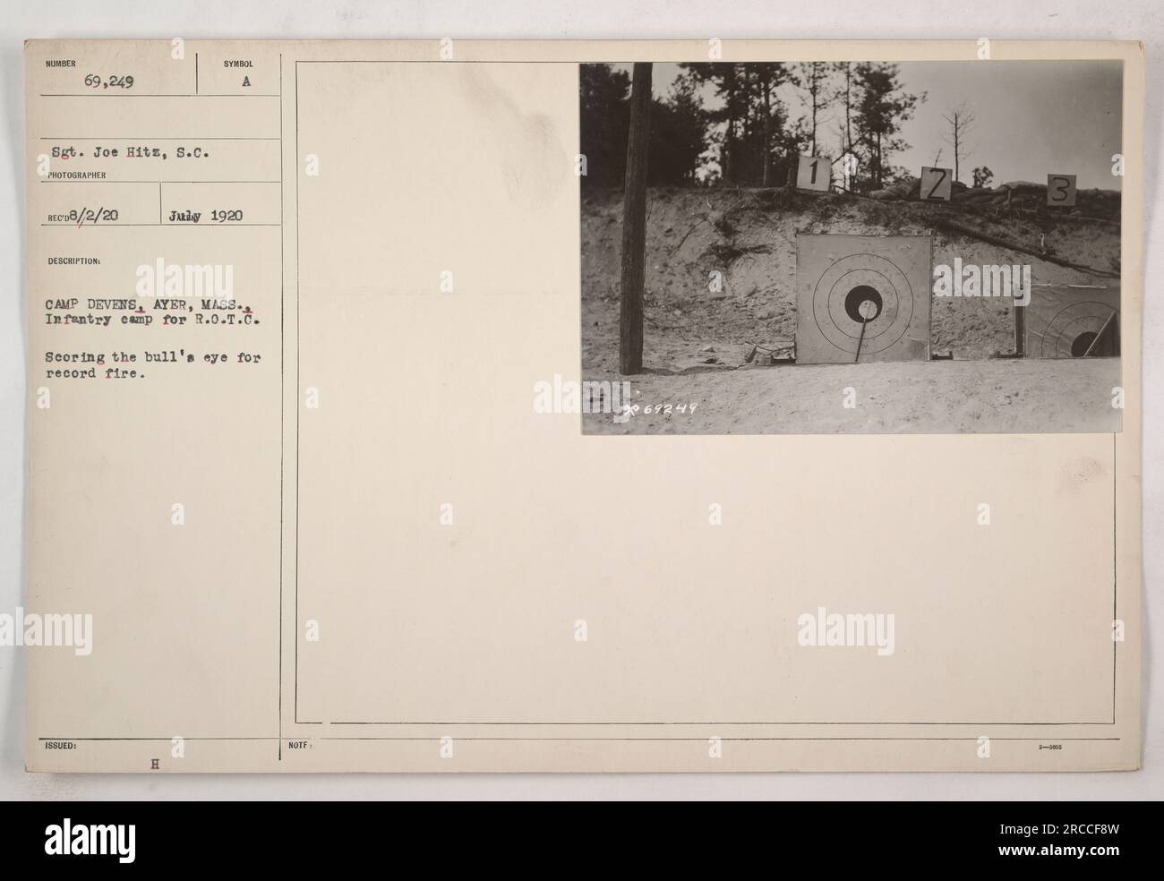 Soldati che partecipano ad esercitazioni di addestramento a Camp Devens, Ayer, Massachusetts. Il sergente Joe Hitz viene visto segnare un occhio di bue durante un evento da record. La foto è stata scattata nel luglio 1920. I soldati raffigurati nell'immagine fanno parte del programma R.O.T.C.. Foto Stock