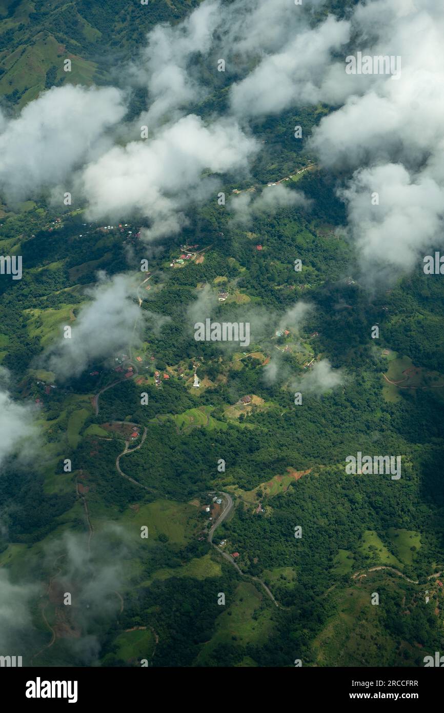 Vista aerea di montagne, colline, alberi, fattorie, case e piccole strutture nella campagna di San Jose, Costa Rica Foto Stock