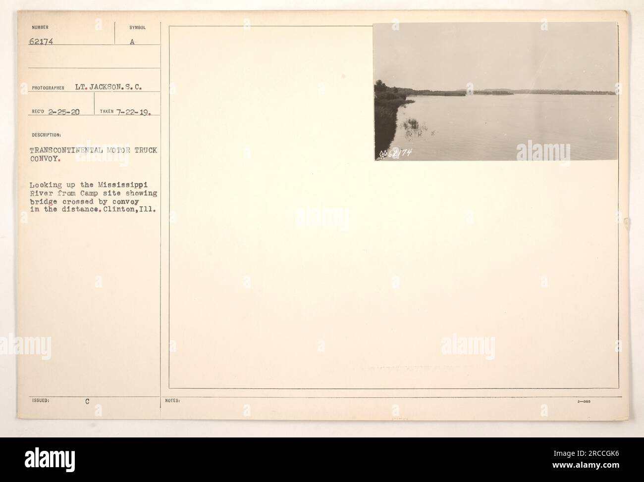 Convoglio transcontinentale di camion che attraversa un ponte sul fiume Mississippi vicino a Clinton, Illinois. Il convoglio può essere visto in lontananza, spostandosi lungo il ponte. Questa foto è stata scattata il 22 luglio 1919 dal tenente Jackson S. C. Foto Stock
