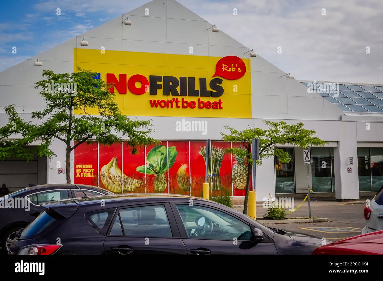No Frills è una catena canadese di supermercati scontati, di proprietà di Loblaw Companies Limited, una consociata di George Weston Limited. Foto Stock