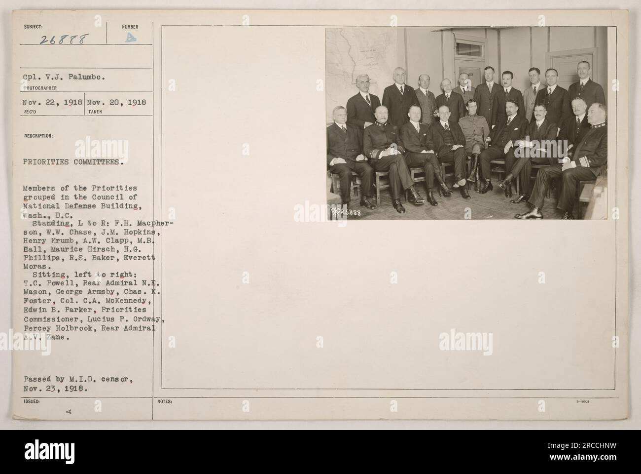 Membri dei comitati priorità raggruppati nel Council of National Defense Building a Washington, D.C. il 22 novembre 1918. In piedi, da sinistra a destra: F.H. MacPherson, W.W. Chase, J.M. Hopkins, Henry Krumb, A.W. Clapp, M.B.. Hall, Maurice Hirsch, H.G. Phillips, R.S. Baker, Everett Moras. Seduta, da sinistra a destra: T.C. Powell, contrammiraglio N.E. Mason, George Armsby, Cass. K. Foster, col. C.A. McKennedy, Edwin B. Parker, Commissario per le priorità, Lucius P. Ordway, Percy Holbrook, Contrammiraglio A.V. Zane. Foto Stock