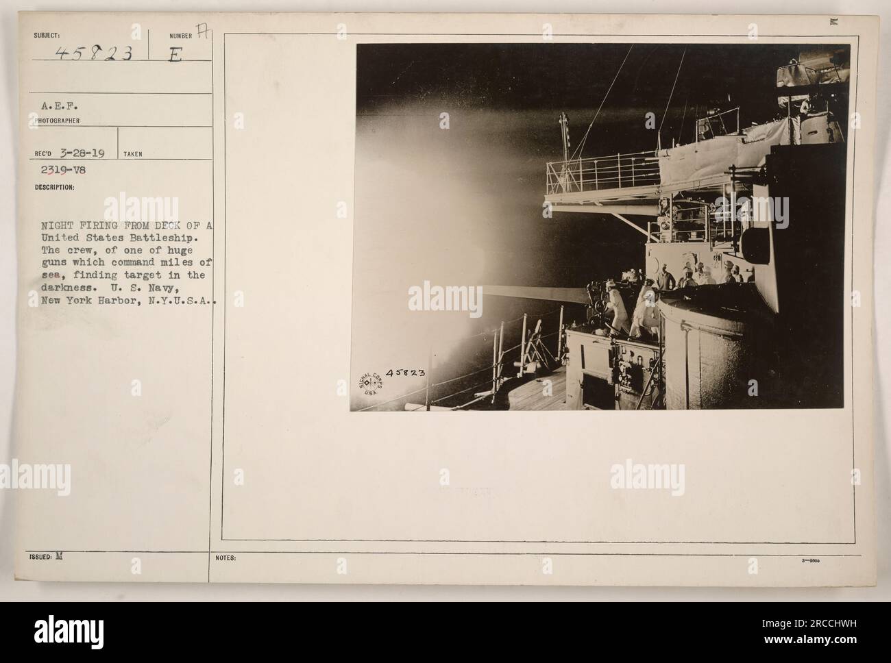 Esercitazione di tiro notturno su una nave da guerra degli Stati Uniti nel porto di New York durante la prima guerra mondiale L'equipaggio viene visto localizzare il bersaglio al buio usando una grande pistola che può raggiungere obiettivi a miglia di distanza. La foto è stata scattata negli anni '1910 come parte di una serie di attività militari americane durante la guerra. Foto Stock