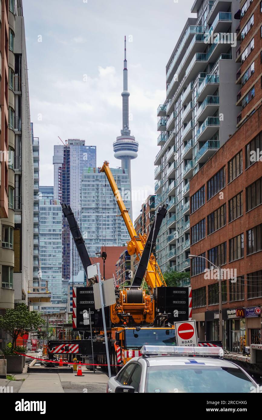 La costruzione di strade a Toronto è una visione comune, poiché la città si sviluppa continuamente e migliora le sue infrastrutture di trasporto. Foto Stock