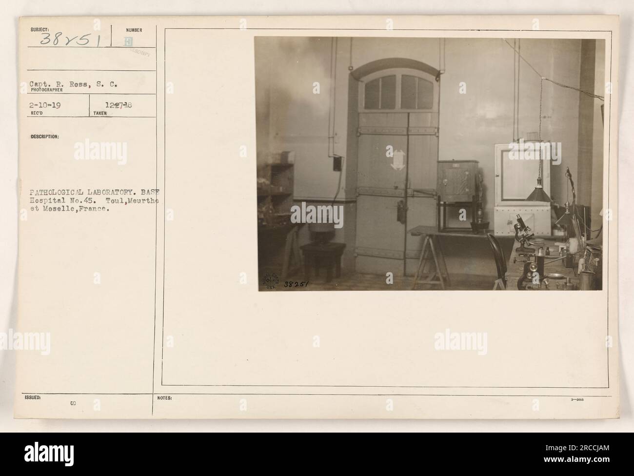 Didascalia: 'Capitano R. Ross, VIII C. presso il laboratorio patologico del base Hospital No.45 a Toul, Meurthe et Moselle, Francia, il 10 febbraio 1919. Questa fotografia è stata rilasciata con il numero 129748 e fa parte della serie 111-SC-38251." Foto Stock