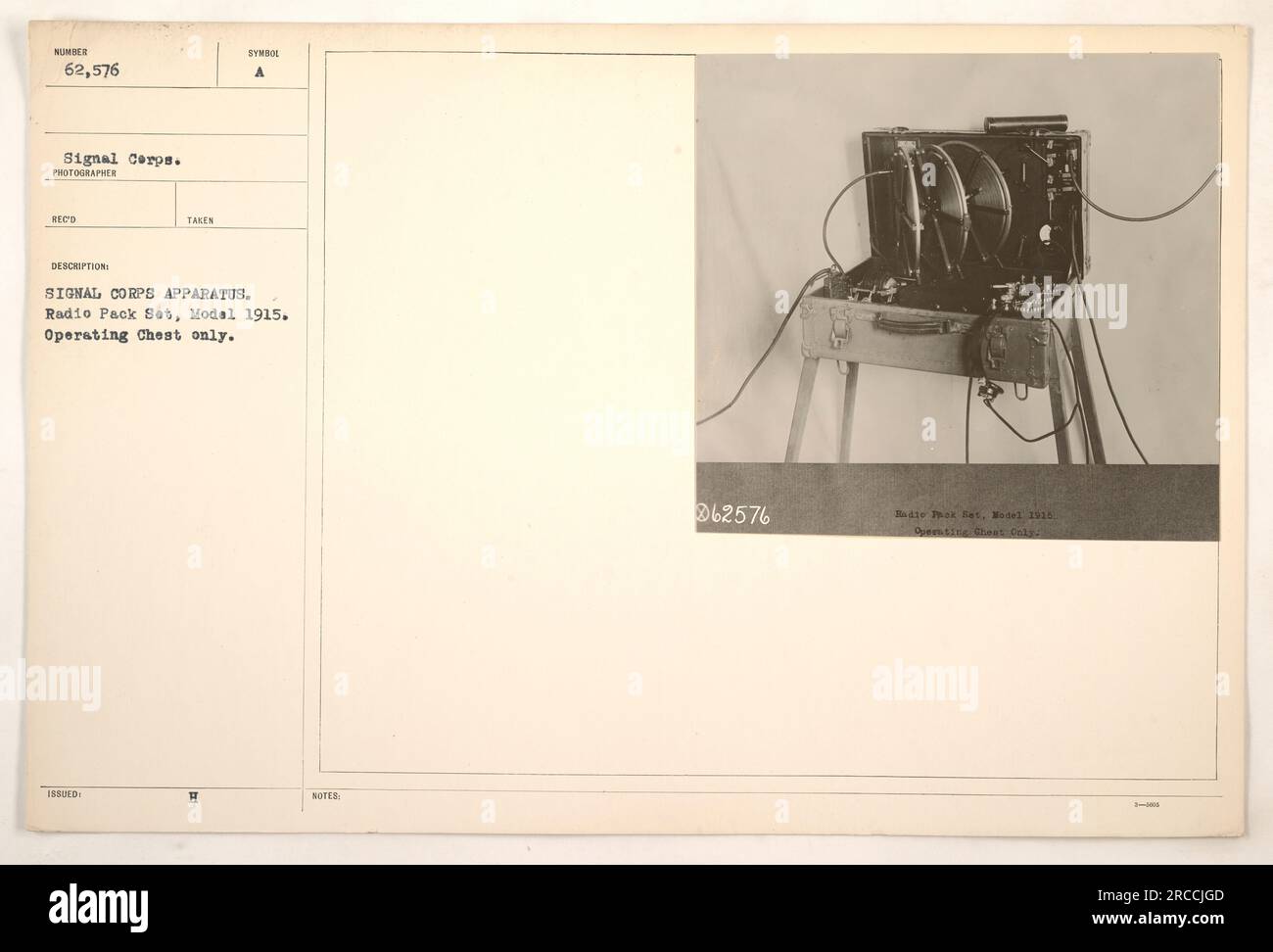 Apparato corpo di segnale noto come radio Pack Set, modello 1915, con torace operatorio. Questa particolare unità è numerata 62.576, e appartiene al Signal Corps. Trasmesso attraverso una fotografia scattata da KED e rilasciata dal Signal Corps, è descritto come tale. Il simbolo associato sull'apparecchio è Un H. Note indicano la presenza di Sadie Hok Bas, modello 1916. Foto Stock