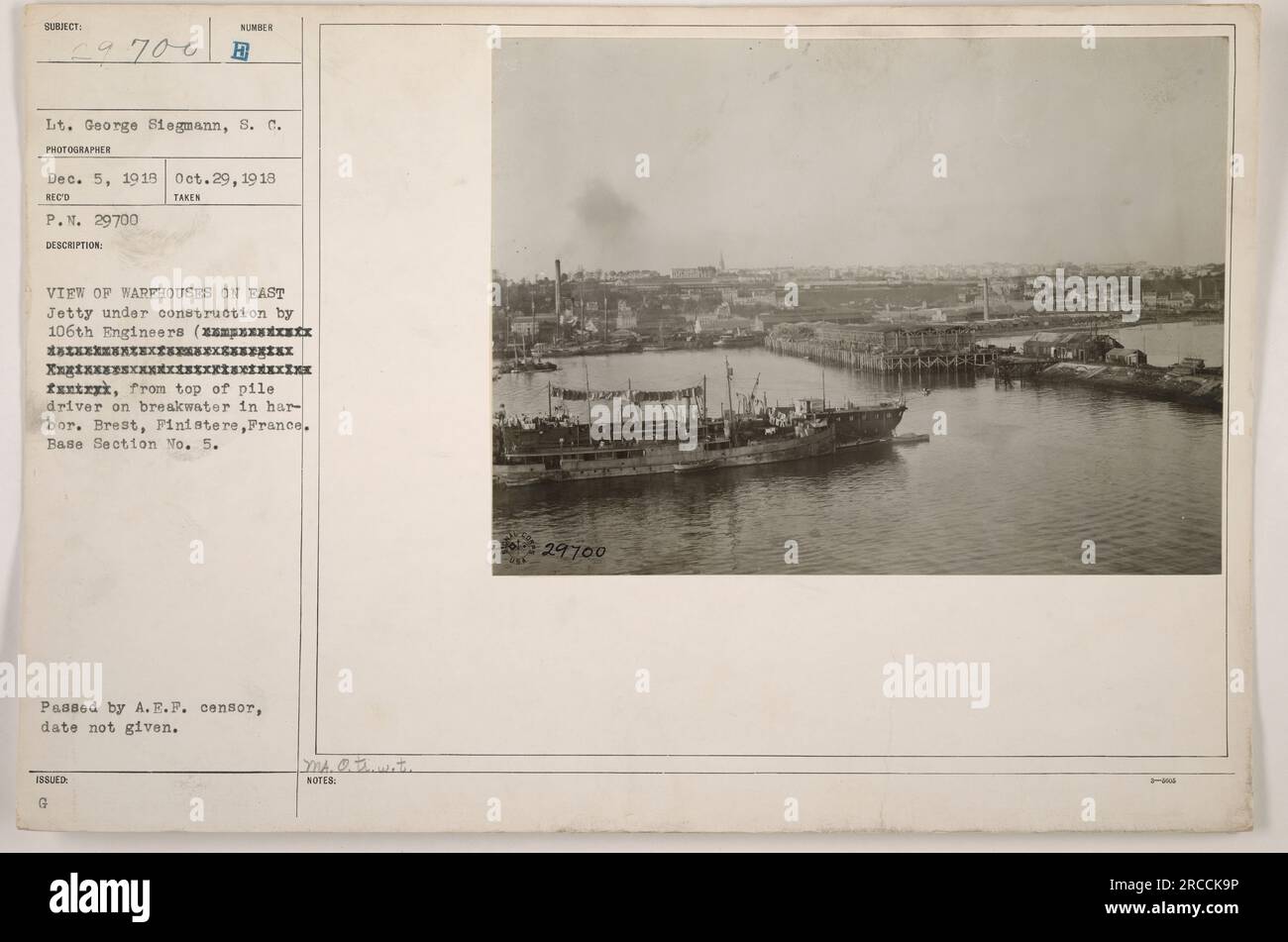 Vista dei magazzini dell'East Jetty in costruzione dal 106th Engineers. Preso dalla cima di un pilota di pali sul frangiflutti nel porto di Brest, Finistere, Francia. Questa immagine fa parte della collezione delle fotografie delle attività militari americane durante la prima guerra mondiale. Foto Stock