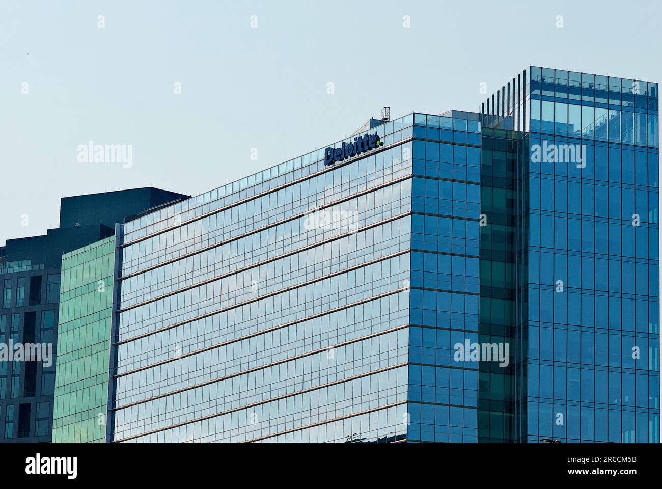 Tysons Corner, Virginia, USA - 17 giugno 2023: Il moderno edificio per uffici Deloitte in vetro nel nord della Virginia è un famoso punto di riferimento. Foto Stock