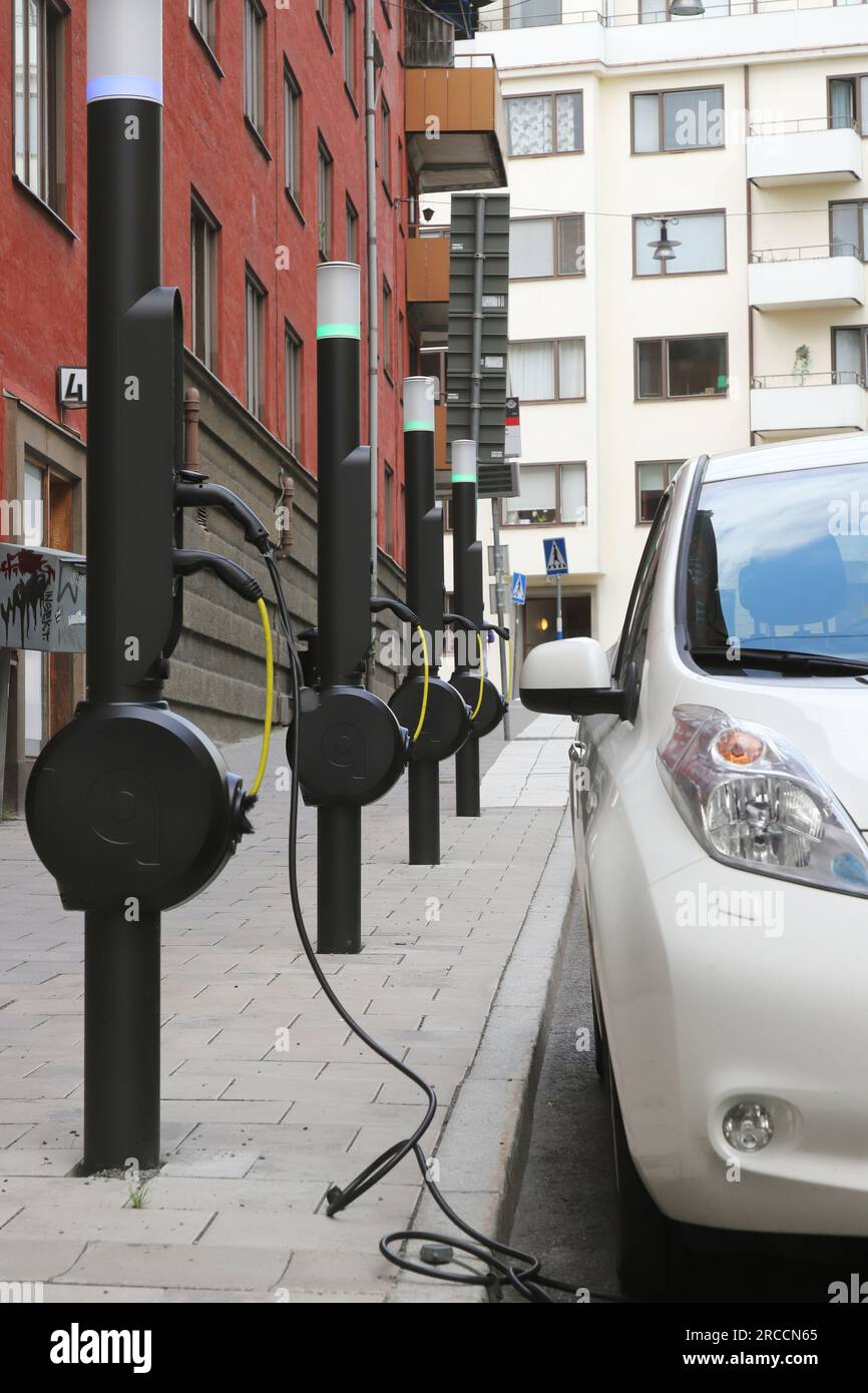Stoccolma, Svezia - 13 luglio 2023: Punti di ricarica pubblici gestiti da Qwello installati per l'uso nel parcheggio stradale di veicoli elettrici. Foto Stock