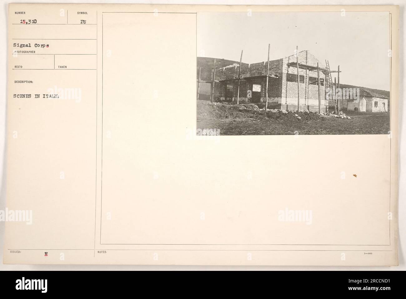 Soldati americani con i loro alleati in Italia durante la prima guerra mondiale I soldati sono visti conversare e fare strategie, formando un fronte unito contro il loro nemico comune. Questa foto cattura il cameratismo e la collaborazione tra le diverse forze militari coinvolte nel conflitto". Foto Stock