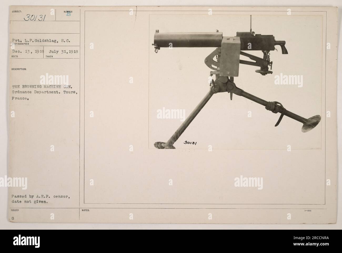 I soldati americani osservavano e familiarizzavano con la mitragliatrice Browning presso il Dipartimento di Ordnance di Tours, Francia durante la prima guerra mondiale La foto è stata scattata da Pvt. L.P. Goldshlag il 31 luglio 1918. Foto Stock