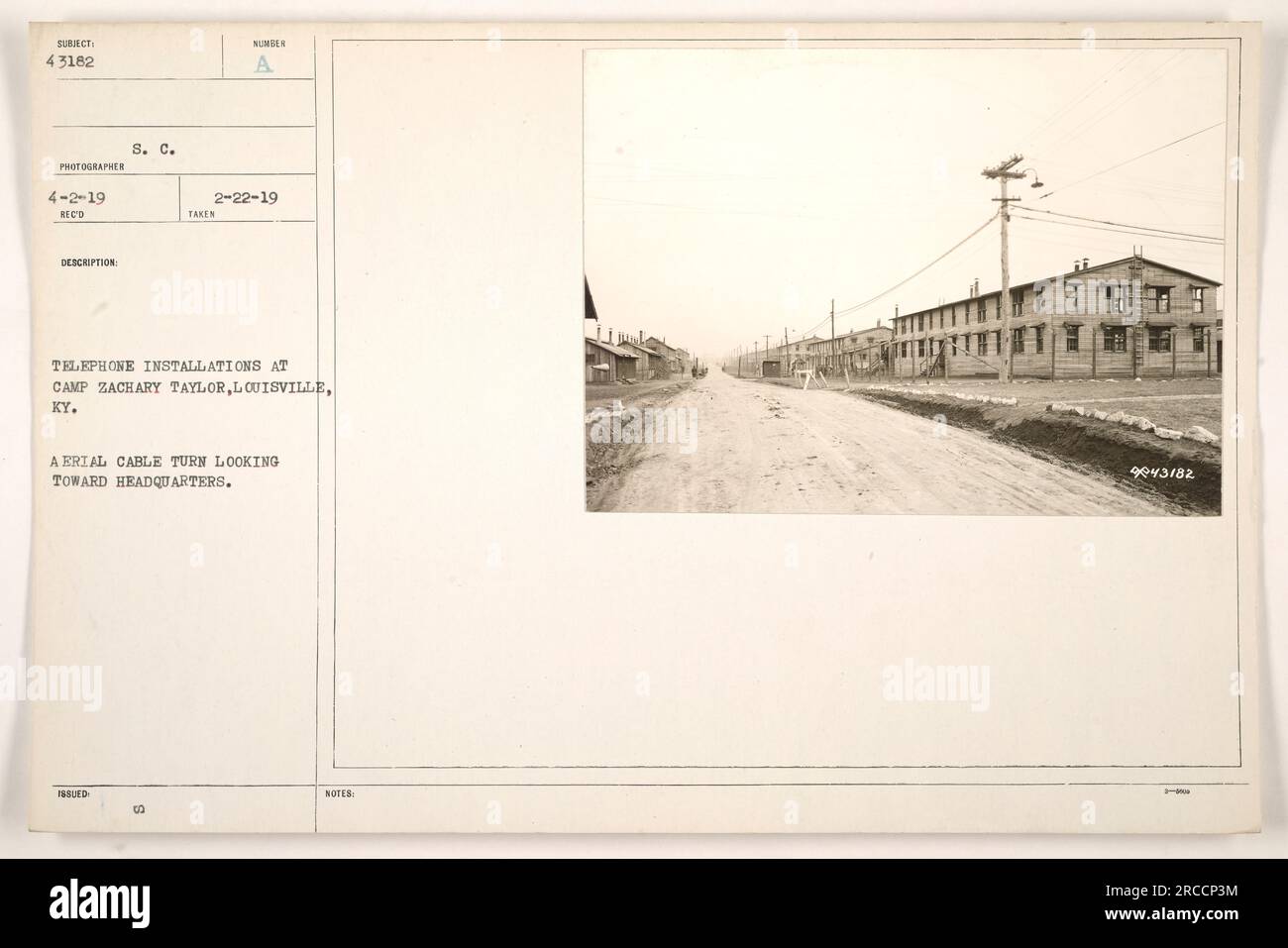 Veduta aerea delle installazioni telefoniche a Camp Zachary Taylor a Louisville, Kentucky, il 22 febbraio 1919. La fotografia mostra un giro aereo del cavo che guarda verso il quartier generale del campo. L'immagine è stata scattata dal fotografo il 2 aprile 1919 ed è etichettata come soggetto 43182. Foto Stock