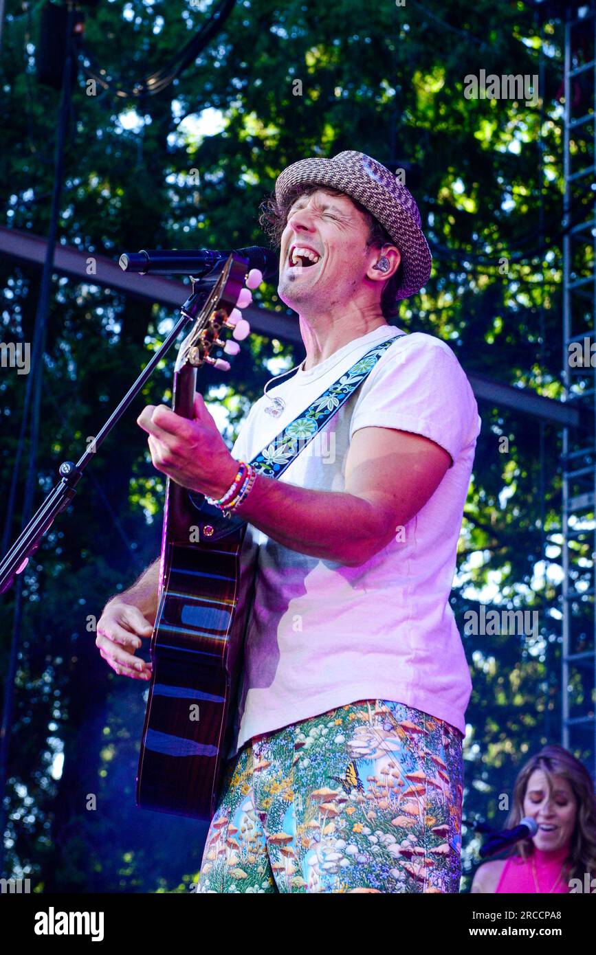 Jason Mraz e la sua Superband si esibiscono sul palco al McMenamins Edgefield di Troutdale, Oregon, USA, nella terza notte del suo tour nordamericano del 2023 Foto Stock