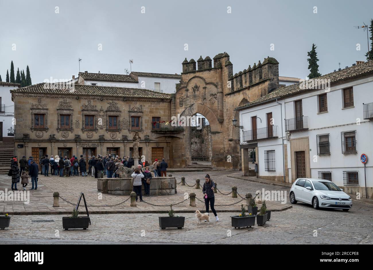 BAEZA, SPAGNA - 6 DICEMBRE 2022: Ex tribunale civile e Ufficio del notaio, porta di Jaen e Arco di Villalar, sito storico-artistico nella città di Ba Foto Stock