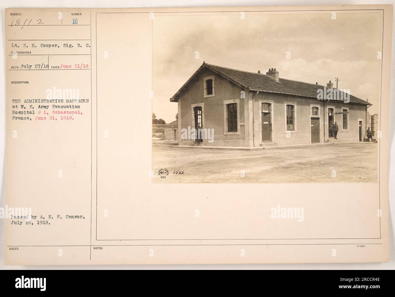 Il tenente E. H. Cooper del Signal Reserve Corps è visto in piedi accanto alla caserma amministrativa degli Stati Uniti Ospedale di evacuazione dell'esercito #1 a Sebastopol, Francia. La foto è stata scattata il 21 giugno 1918. L'immagine è stata emessa e approvata dall'A.E.F. Censura il 16 luglio 1918. Foto Stock