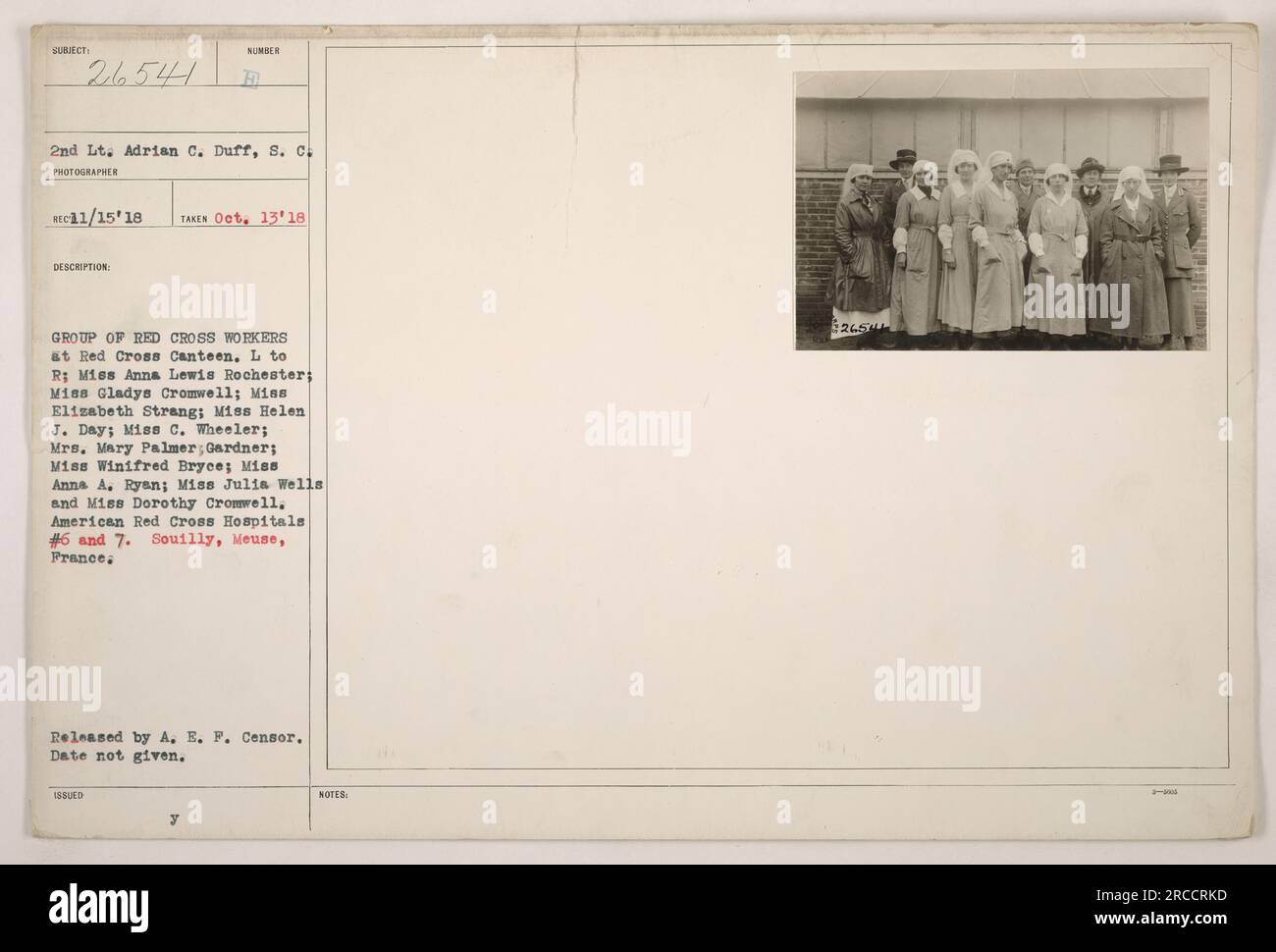 Un gruppo di operai della Croce Rossa americana a Souilly, Mosa, Francia durante la prima guerra mondiale. Da sinistra a destra: Anna Lewis Rochester, Gladys Cromwell, Elizabeth Strang, Helen J. Day, C. Wheeler, Mary Palmer Gardner, Winifred Bryce, Anna A. Ryan, Julia Wells e Dorothy Cromwell. Fotografato dal 2° tenente Adrian C. Duff. Immagine numero 26541. Rilasciato da A.E.F. Censor. Nessuna data fornita. Foto Stock