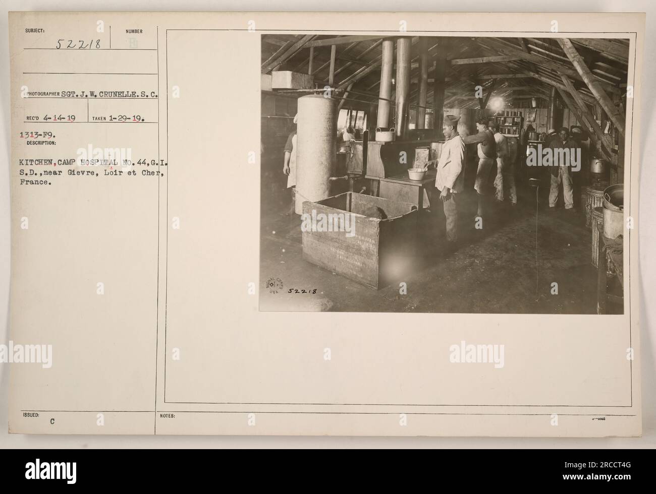 "Kitchen in Camp Hospital No. 44, G.I.S.D., vicino Gievre, Loir et Cher, Francia. Fotografia scattata dal Sgt. J. W. Crunelle il 1-29-19. La cucina e' affollata e ben attrezzata, serve pasti al personale ospedaliero e ai pazienti. È una parte essenziale delle operazioni del campo durante la prima guerra mondiale." Foto Stock