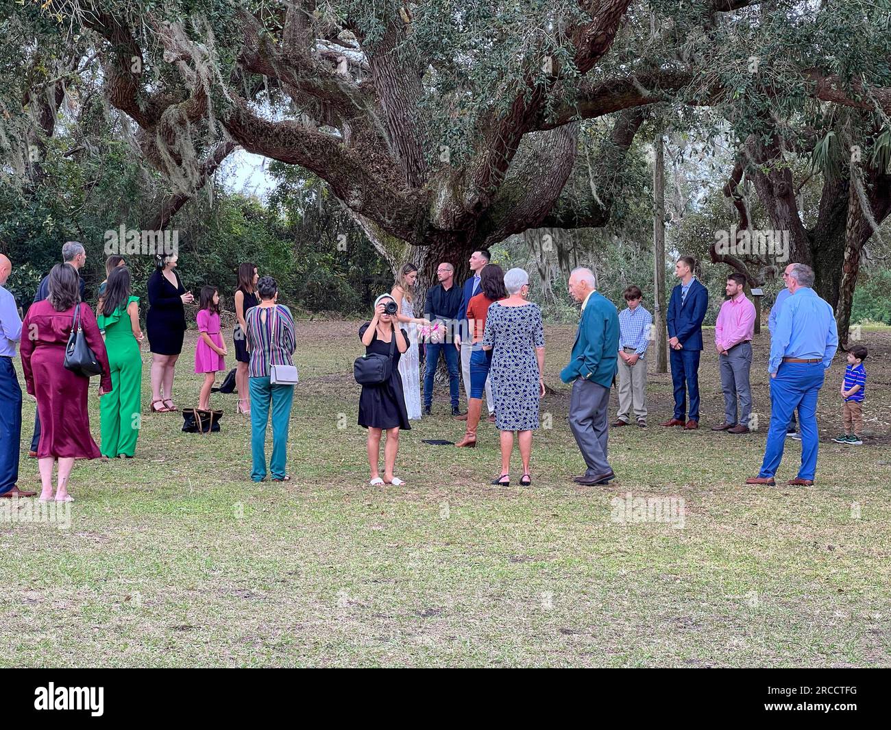 Jacksonville, Florida USA - 27 ottobre 2022: Una prova di matrimonio al Ribault Club presso il Timucuan Ecological National Park di Jacksonville, Florida Foto Stock