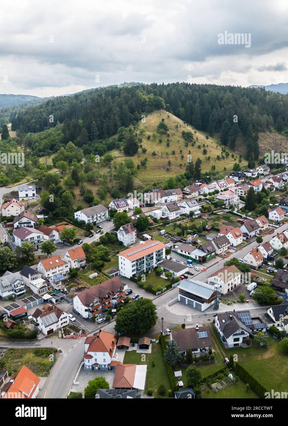 Rottweil, Germania. 12 luglio 2023. Panoramica del comune di Göllsdorf, un distretto di Rottweil. Crediti: Silas Stein/dpa/Alamy Live News Foto Stock