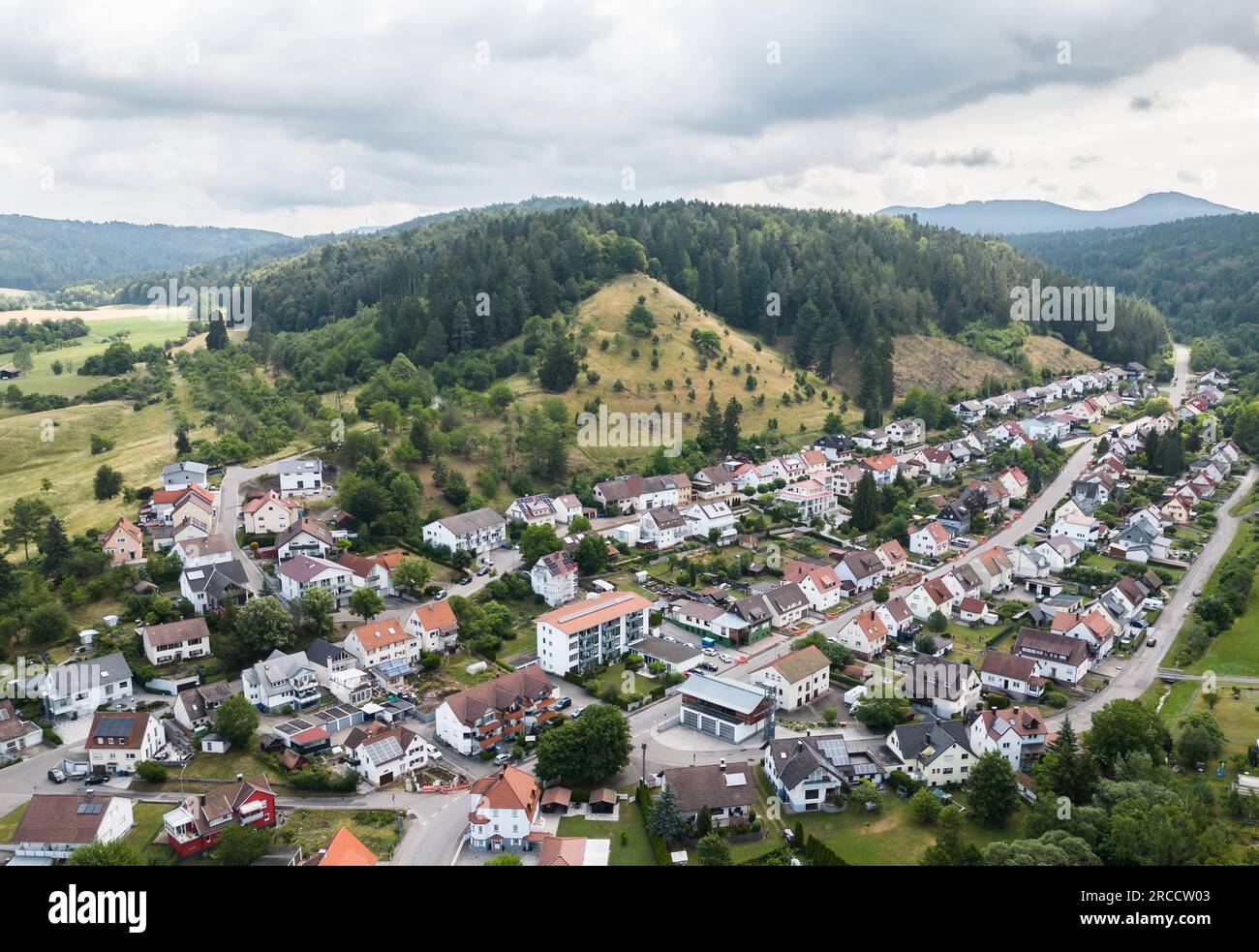 Rottweil, Germania. 12 luglio 2023. Panoramica del comune di Göllsdorf, un distretto di Rottweil. Crediti: Silas Stein/dpa/Alamy Live News Foto Stock